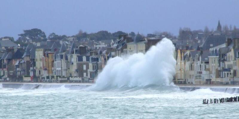 La houle sur la plage du sillon à Saint-Malo